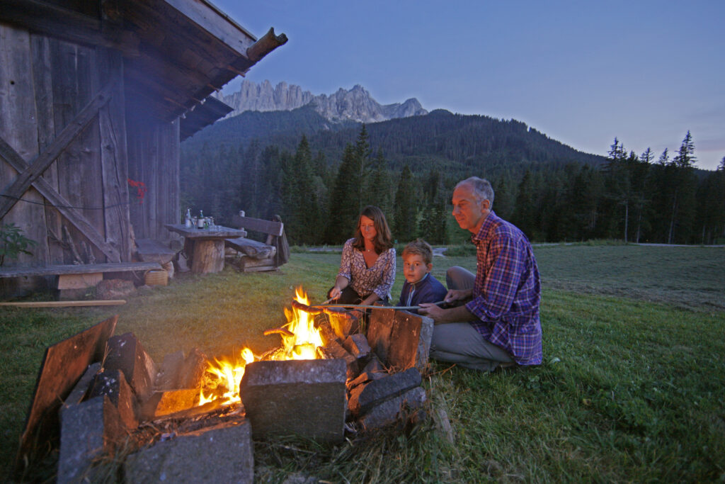 n Südtirol ist die hofeigene Alm meist nur eine Wanderung vom bäuerlichen „Roter Hahn“-Domizil entfernt. Ein Muss ist das Grillen über offenem Feuer.