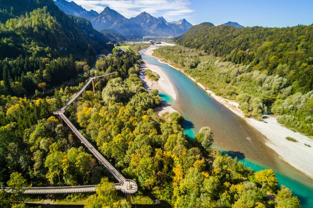 Der 480 Meter lange und 21 Meter hohe Baumkronenweg im Walderlebniszentrum Ziegelwies in Füssen/Allgäu liegt direkt am Lech, einer der letzten Wildflüsse Europas.