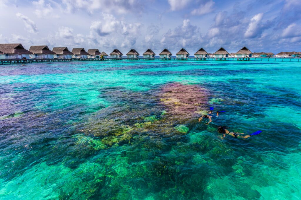 Im Centara Grand Island Resort & Spa Malediven laden Katamaran-Netze an den Terrassen der Überwasservillen zum Schlafen unterm Sternenhimmel ein
