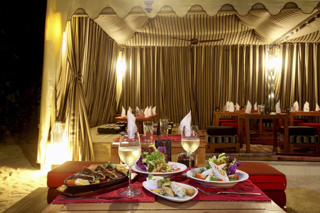 Das arabische Al Khaimah Restaurant des Centara Ras Fushi Resort & Spa auf den Malediven ermöglicht Dinieren im traditionellen Beduinenzelt.
