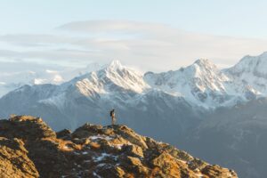 Das österreichische Osttirol mit seinen 266 Dreitausendern bietet im Sommer wie Winter unzählige Möglichkeiten für Outdoor-Aktivitäten, etwa die hochalpine Wanderung auf das Böse Weibele auf 2.521 Metern.