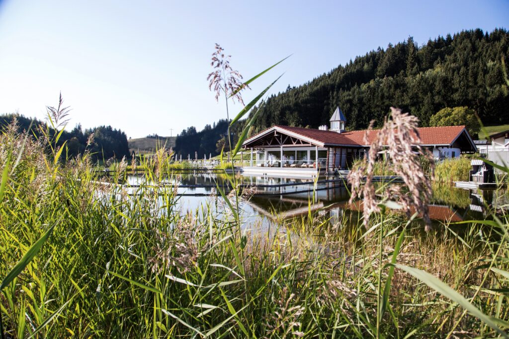 Abkühlung im erfrischenden Nass – Zum Wellnessbereich „Haus am See“ im Allgäu gehört auch ein 2.500
Quadratmeter großer Naturbadesee.