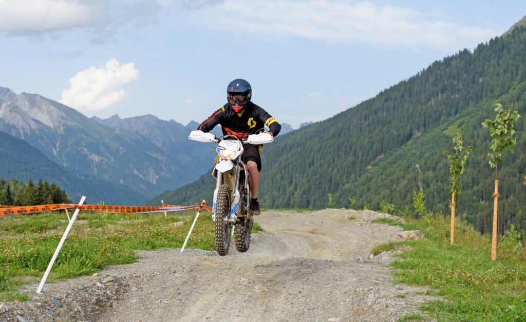 Nervenkitzel im Naherholungsgebiet von Laufrad bis E-Motocross-Maschine – im Bike-Areal „EldoRADo“ in St. Anton
am Arlberg/Tirol können sich Kids aller Altersstufen austoben.

