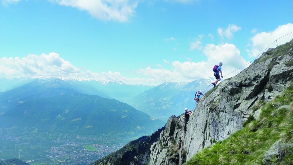 Auch wenn der Heini-Holzer-Klettersteig oberhalb von Schenna in Südtirol für Familien mit Kindern ab zehn Jahren begehbar ist, so empfiehlt sich doch die Begleitung eines staatlich geprüften Bergführers.