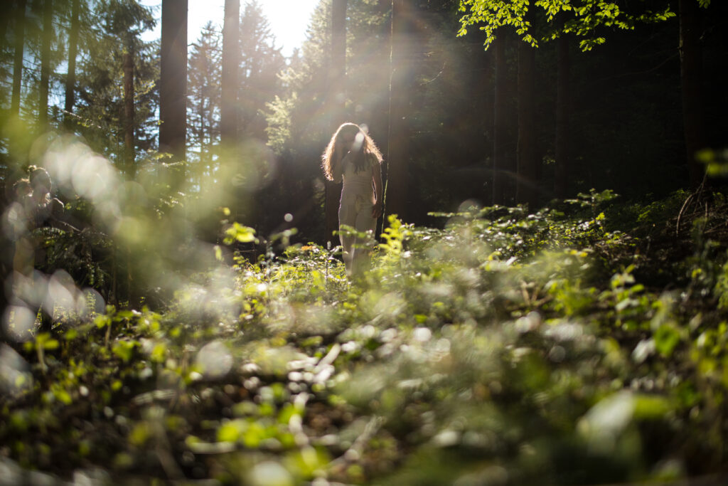 In den Wäldern rund um Haubers Naturresort in Oberstaufen saugen Waldbadende die unterschiedlichen
Düfte der Umgebung im Allgäu in sich auf.