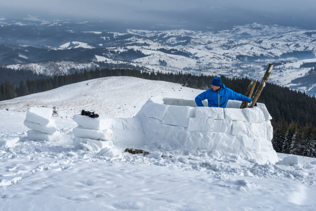 Iglu bauen im Winter.