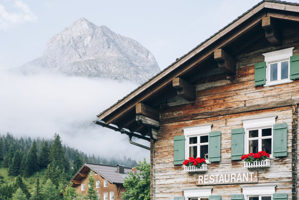 Hotels und Berge locken mit Charm und Schönheit.