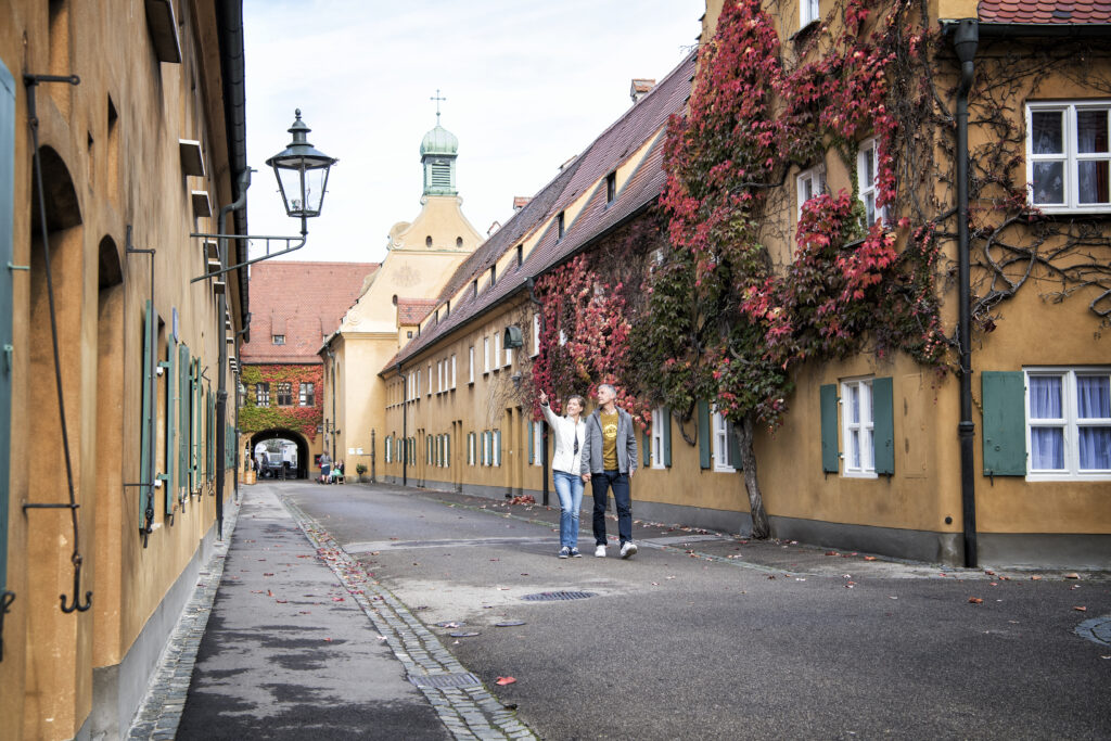 Fuggerei in Augsburg im Herbst.