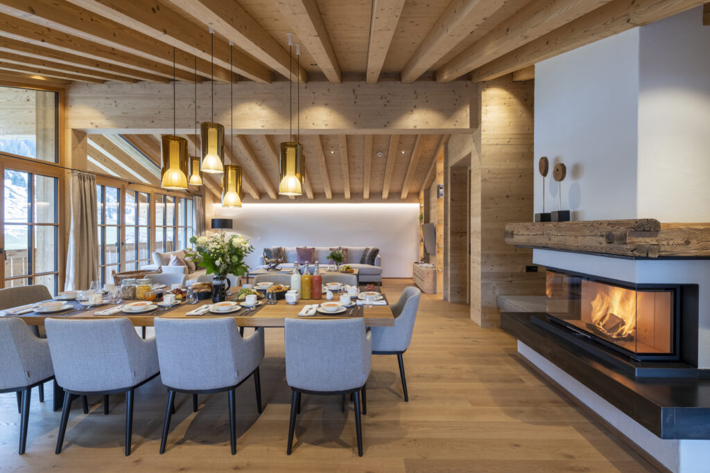 Mit Kamin und Ausblick - das Brunnenhof Penthouse lässt keine Wünsche offen.