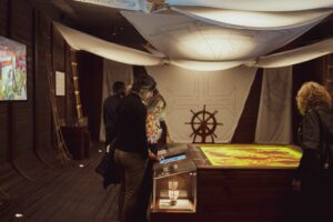 Personen betrachten eine Karte.