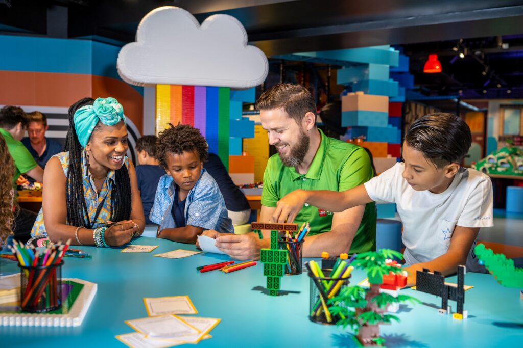 Familien freuen sich über die Freizeitangebot im Lego Discovery Center