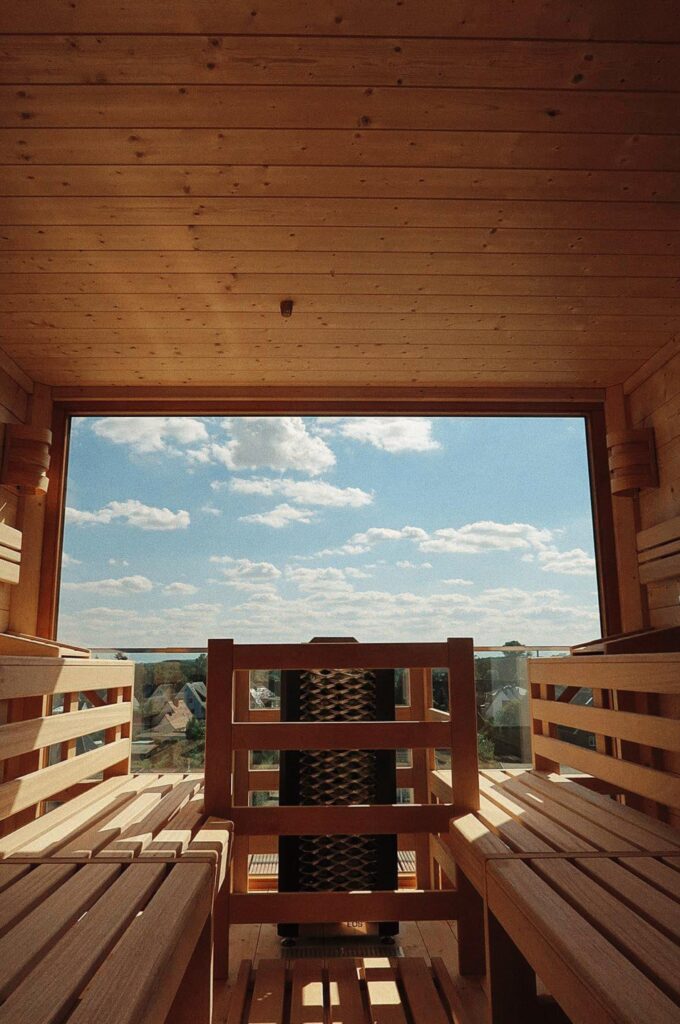 Im Bademantel geht es per Aufzug direkt auf die Dachterrasse mit SANDSpa. Hier wartet die Außensauna für bis zu je sechs Personen sowie eine Roof Top Bar auf gemütliche Stunden.