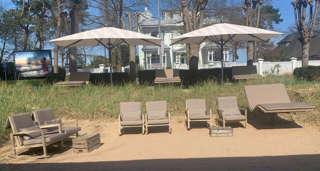Sandkasten mit Sun Divan Sonnenliegen sorgt für kleines Strandfeeling