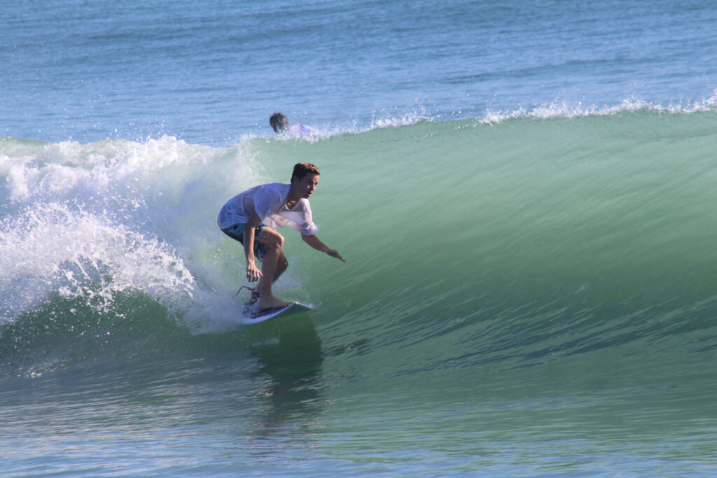 Surfen verbindet Menschen aus aller Welt miteinander. Erlebe die Magie des Surfens an einzigartigen Spots weltweit: von Oregons wilden Küsten bis zu Floridas sonnigen Stränden.