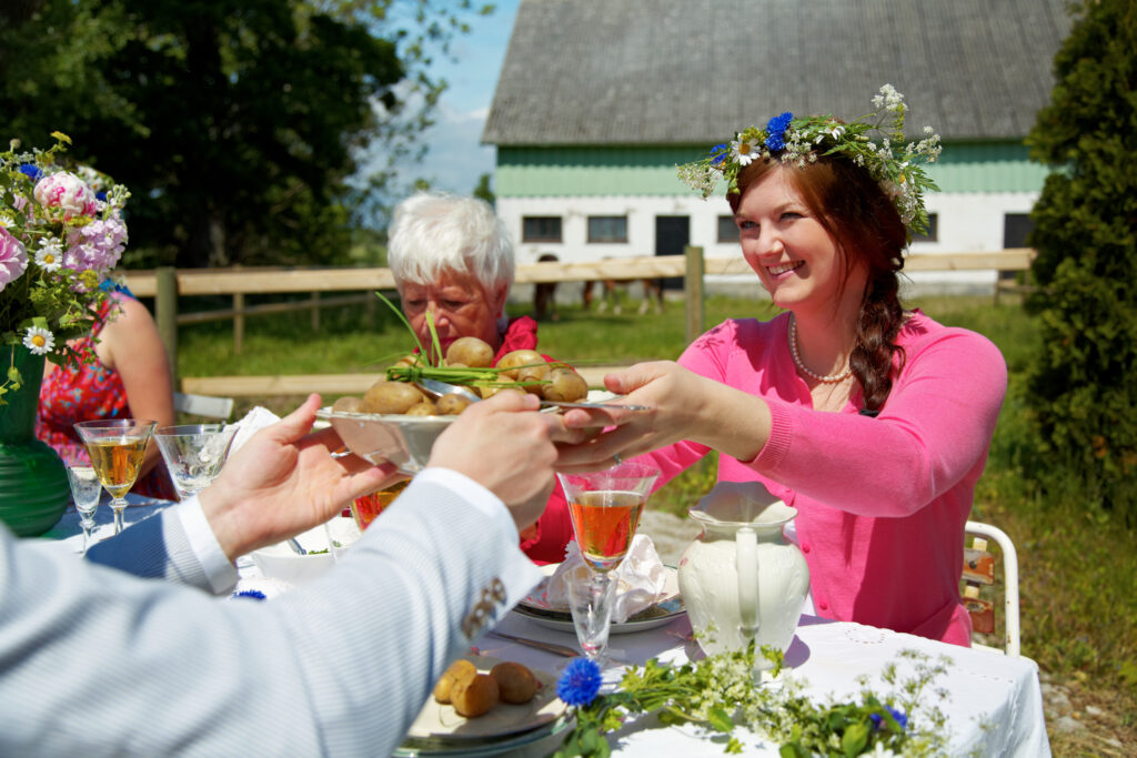 Beim Mittsommer-Fest darf gutes Essen nicht fehlen.