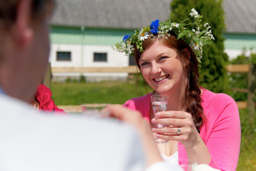 Mit Blumen beschmückt wird gemeinsam gegessen und getrunken.