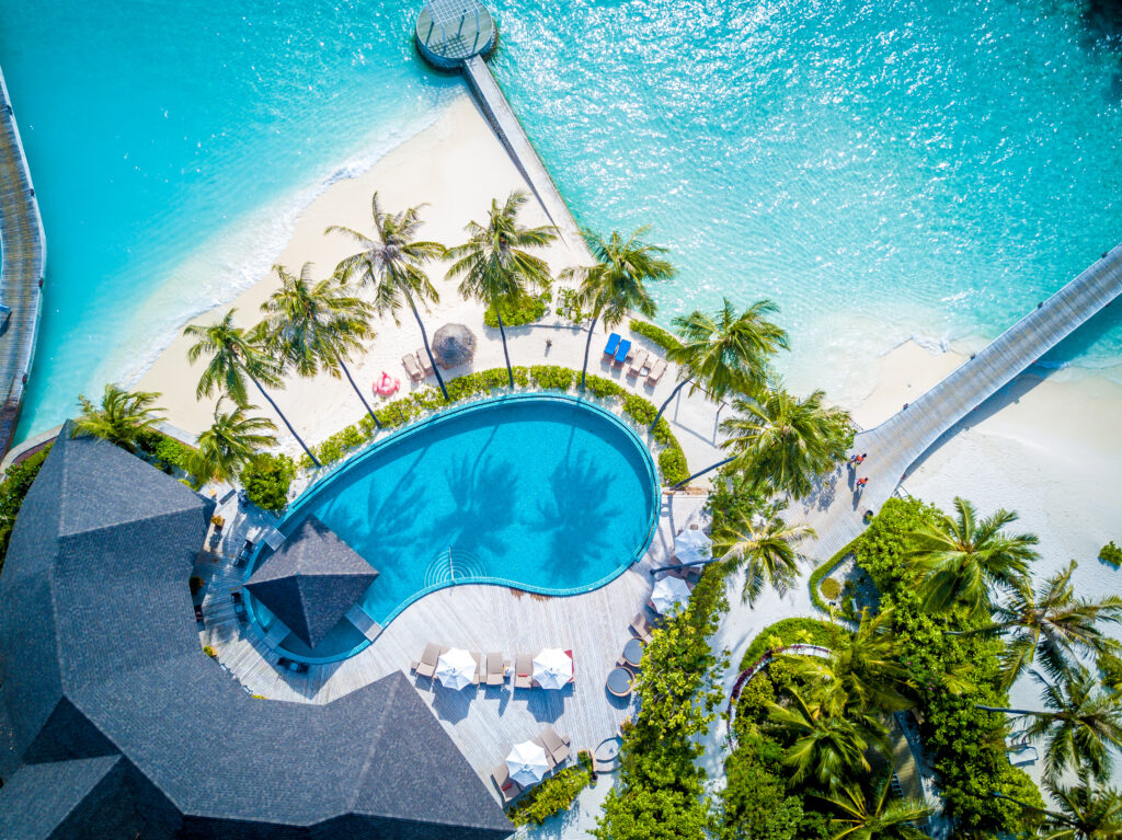 Das Centara Grand Island Resort & Spa befindet sich umgeben vom Indischen Ozean auf der gleichnamigen Malediveninsel im Süd-Ari-Atoll.