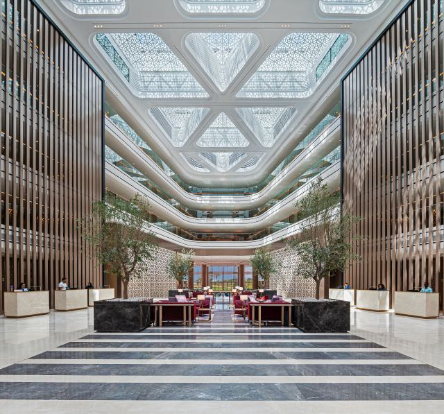 Kaum einen Fuß in das JA Lake View Hotel gesetzt,  eröffnet sich Gästen das Herzstück des Hotels: das Atrium der Lobby, das vom preisgekrönten internationalen Architekturbüro BSB Group + Studio entworfen wurde. 