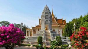 Den Jahreswechsel im Angesicht des Königspalasts in Phnom Penh/Kambodscha verbringen Abenteurer beispielsweise während einer Wanderreise mit Hauser Exkursionen.