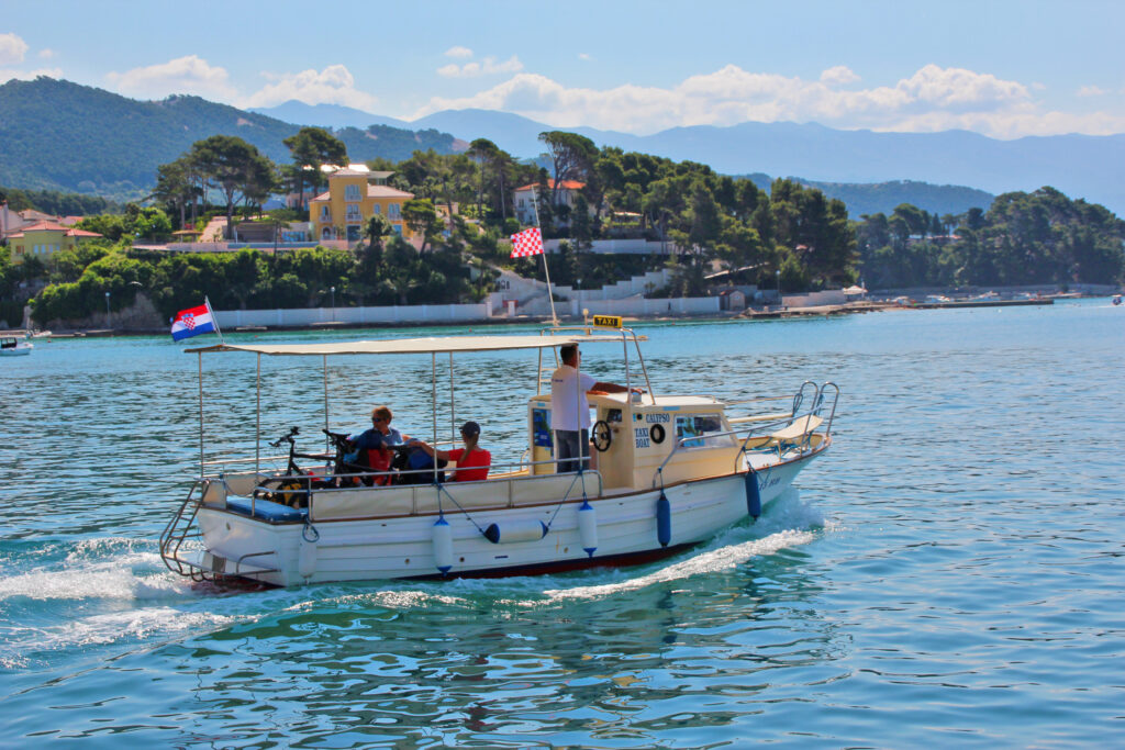Das Taxiboot macht auch den Weg vom und zum Strand ein Erlebnis