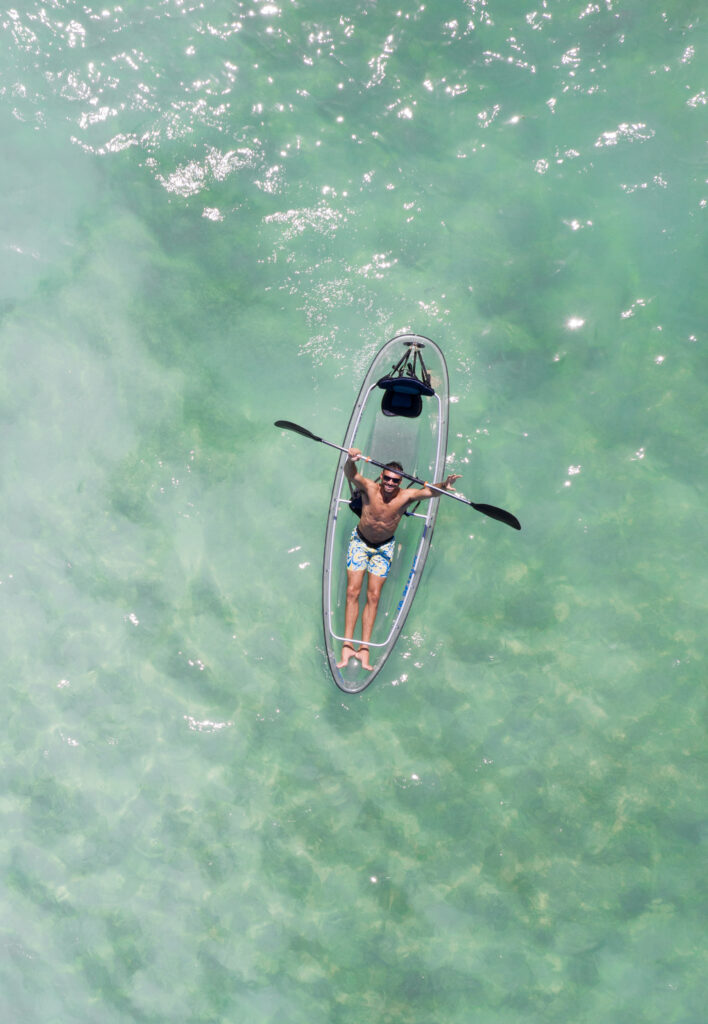 Kayak fahren im kristallklaren Wasser.